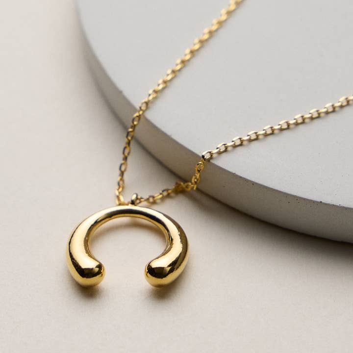 Colar com Pendente de Ferradura Banhada a Ouro por atacado de Frem