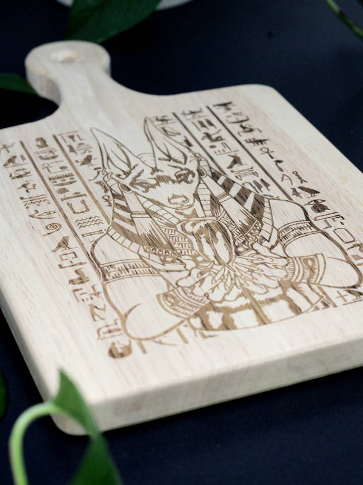 Planche à découper pour charcuterie gravée Anubis Egyptian God 13 pour la vente par Three Witches Tea Shop