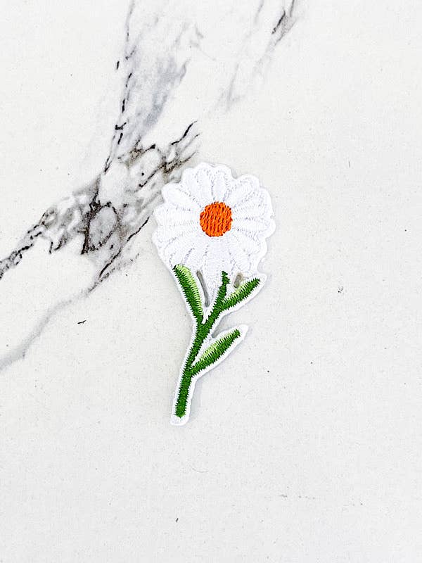 Aufnäher He Loves Me Gänseblümchen mit Stickerei für den Großhandel von Nash Grey