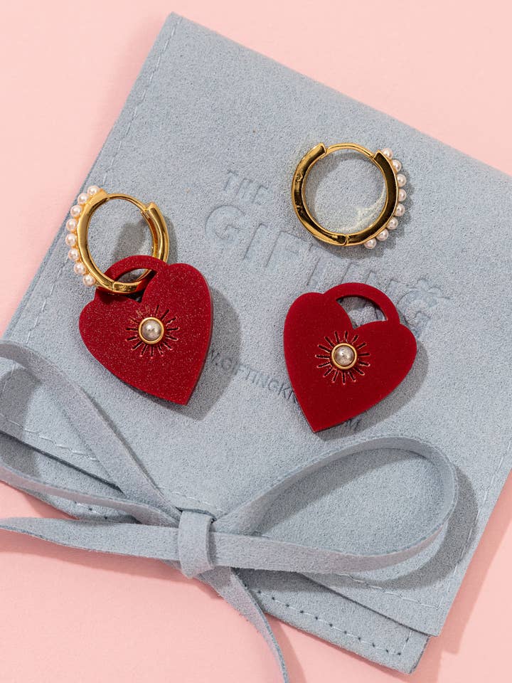Pendientes de Corazón Estallido de Estrella Rojo Mate con Ópalo Marfil y Perla para venta al por mayor de The Gifting Knot Ltd
