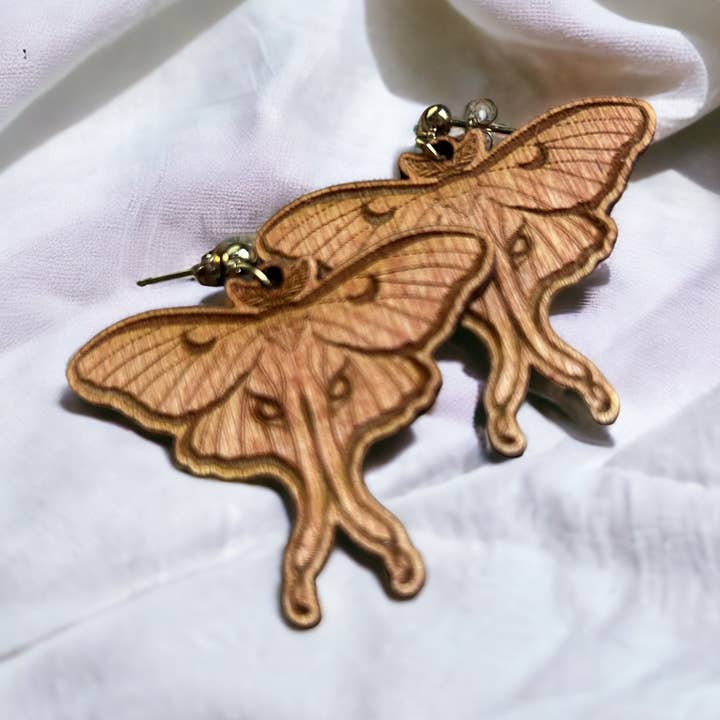 Pendientes de madera hechos a mano con forma de polilla lunar para venta al por mayor de Ghoul Mom Designs