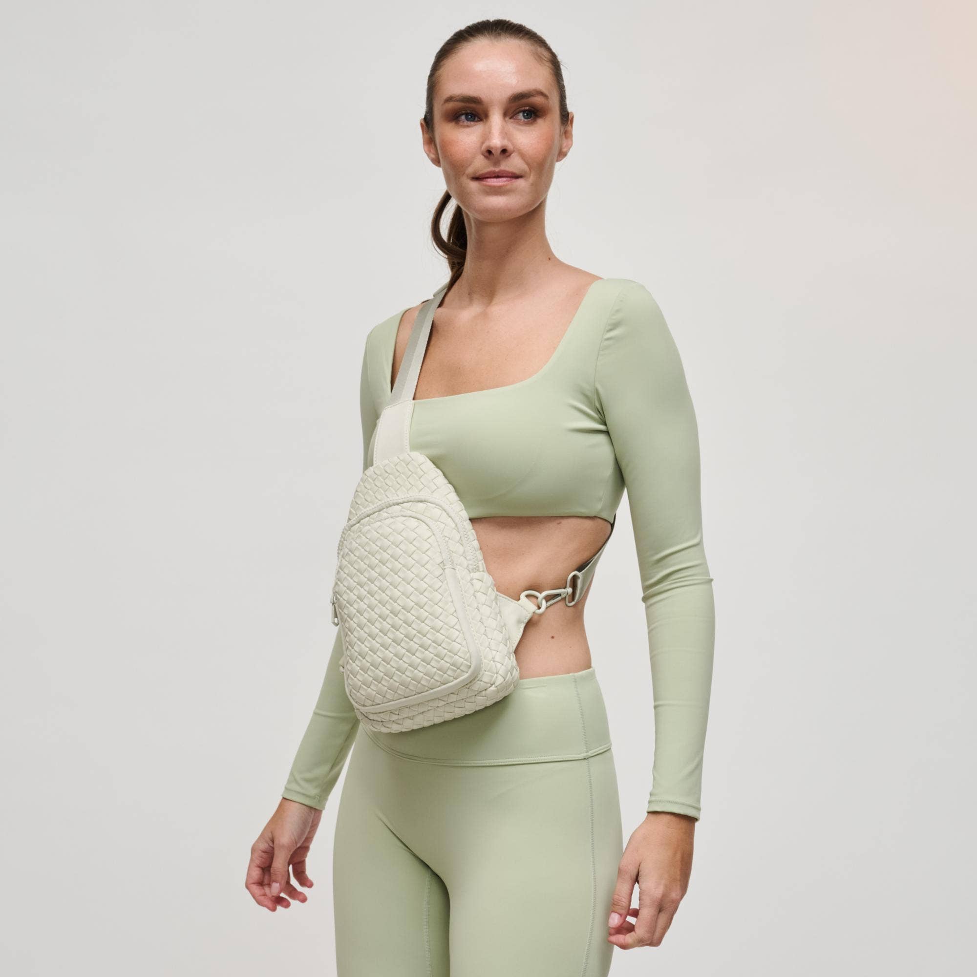 Sol and Selene – Großhandel Rucksack – Damen – Jenseits des Horizonts gewebter Neopren-Sling-Rucksack57