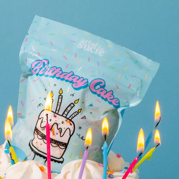 Gâteau d'anniversaire aromatisé à la barbe à papa gourmande pour la vente par Art of Sucre