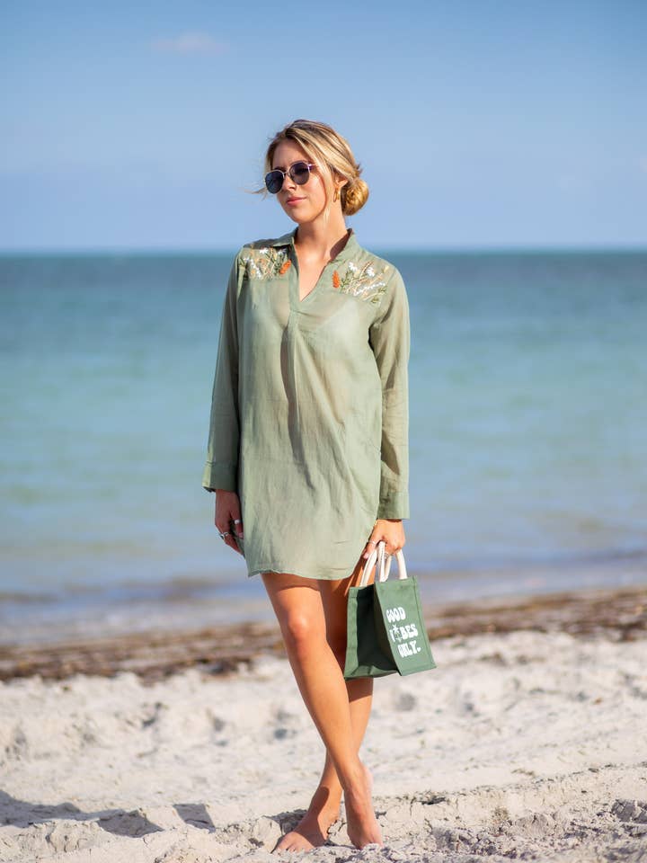 Olivengrøn broderet voile overdækkende kjole for engroshandel hos Kandy coast