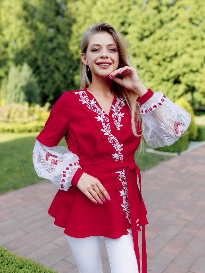 Camicetta ricamata rosso gelo con bianco per la vendita all'ingrosso da parte di Galychanka