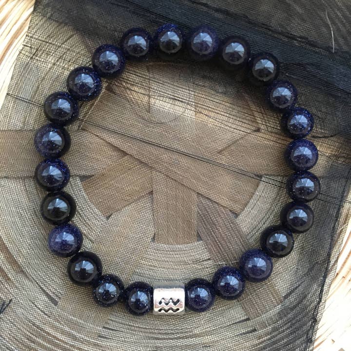 Bracelet signe du zodiaque signe du zodiaque Verseau en grès bleu pour la vente par Roshni Desai & Things