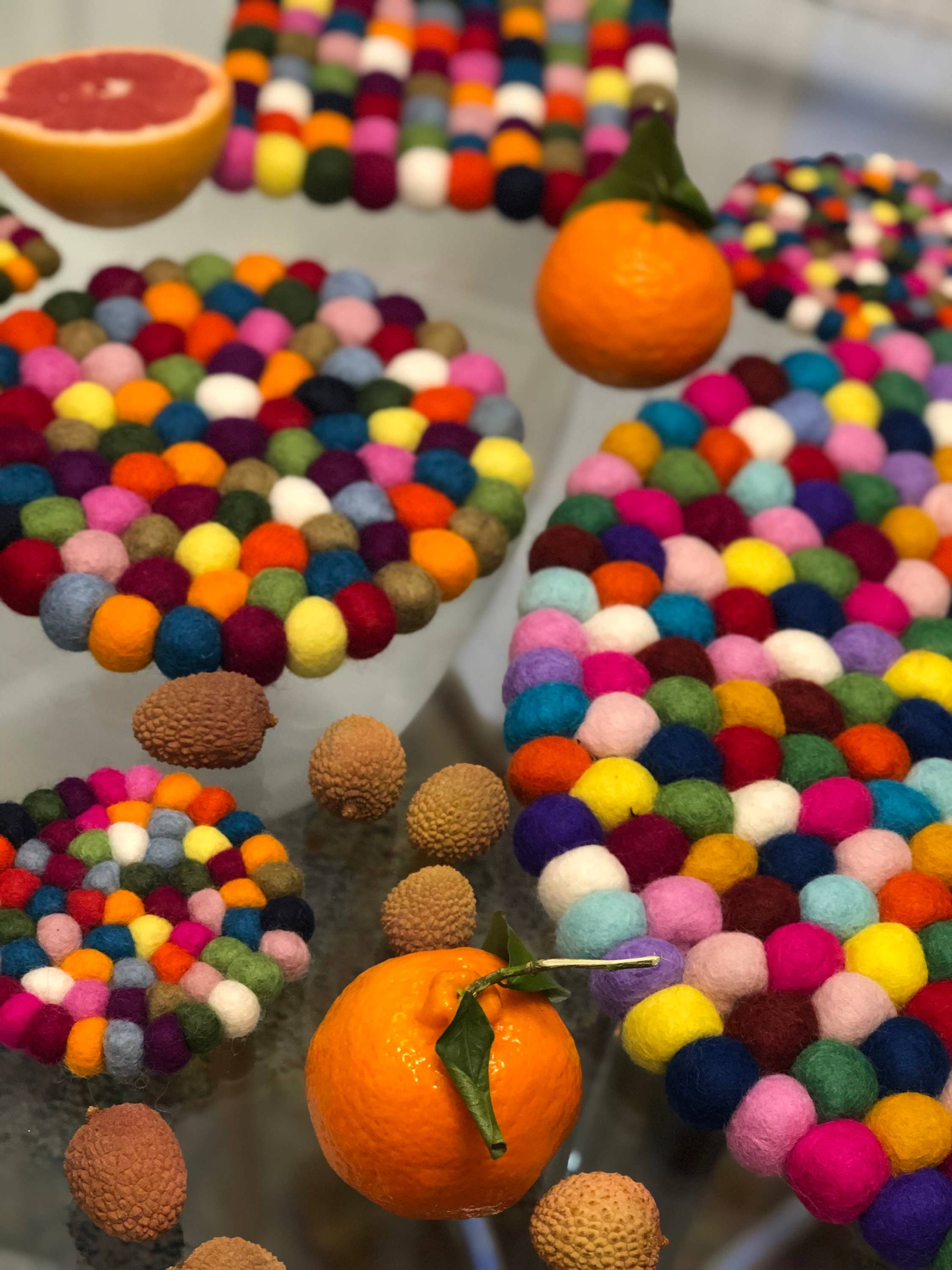 Funky Yak Ltd – Großhandel Topfuntersetzer – Handgefertigter Filz Pom Pom 20 cm Untersetzer/Topfuntersetzer4