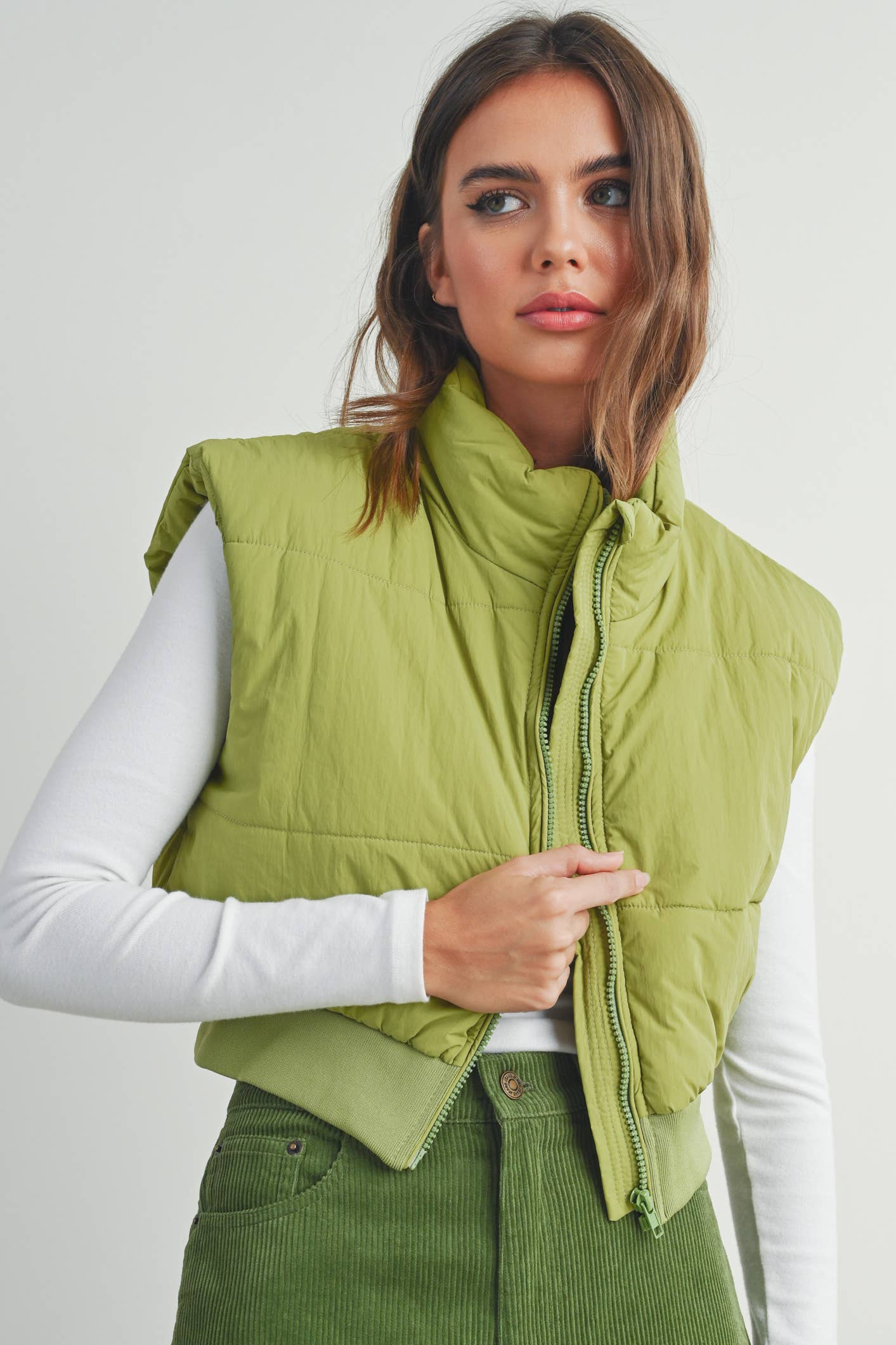 BUTTERMELON – Großhandel Oberbekleidungsweste – Damen – BUTTERMELON Steppweste zum Reißverschluss, cropped, für den Herbst8