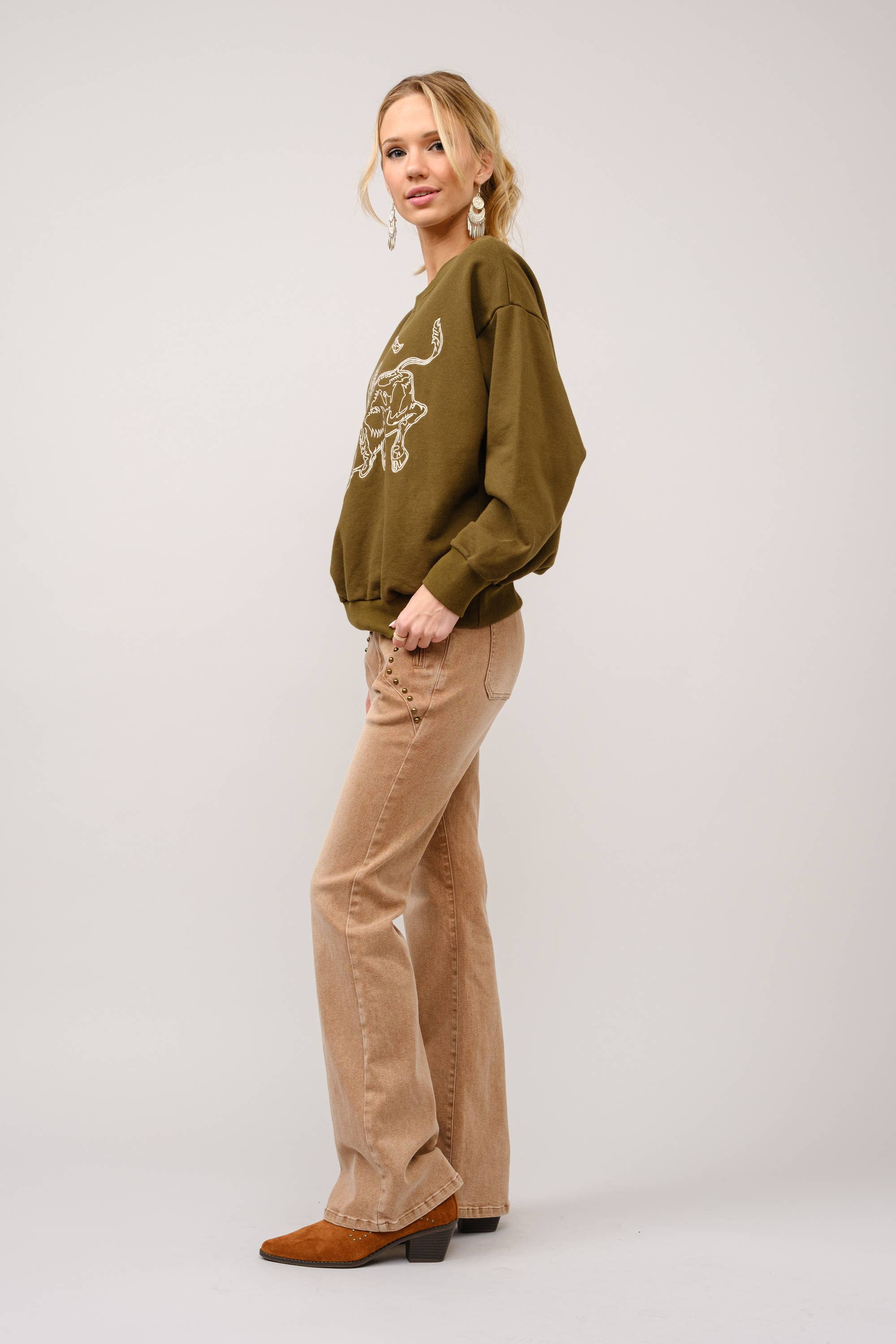 Blue B – Engroshandel Grafisk Sweatshirt - Dame – 36327T - Broderet western pullover-sweatshirt10