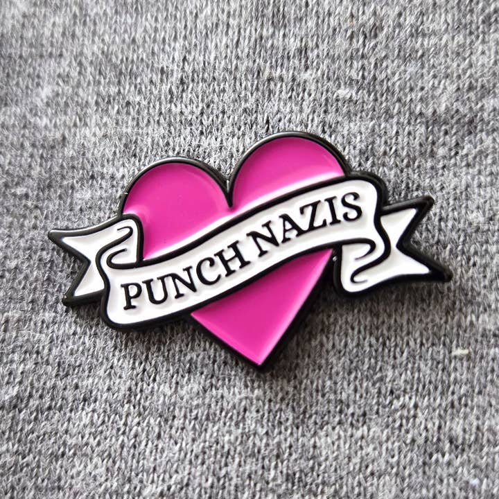 Épinglette Émail Frappez les Nazis pour la vente par Modern Vixen Vintage