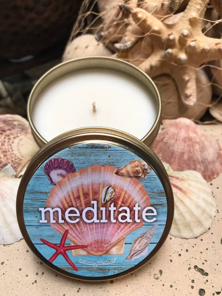 Bougie MEDITATE en forme de coquillage en étain doré, parfumée aux agrumes pour la vente par Treasures of the Heart