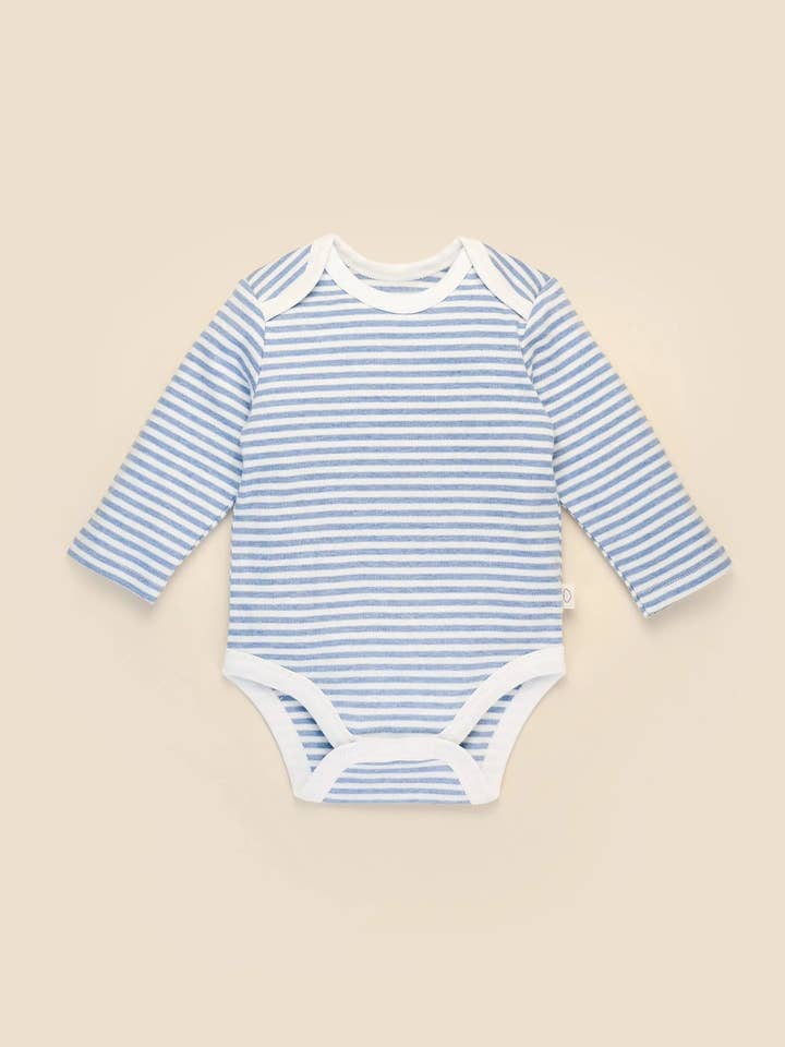 Langarm-Body aus Bio-Baumwolle - Blaue Streifen für den Großhandel von Lūmmi in Colour Babywear