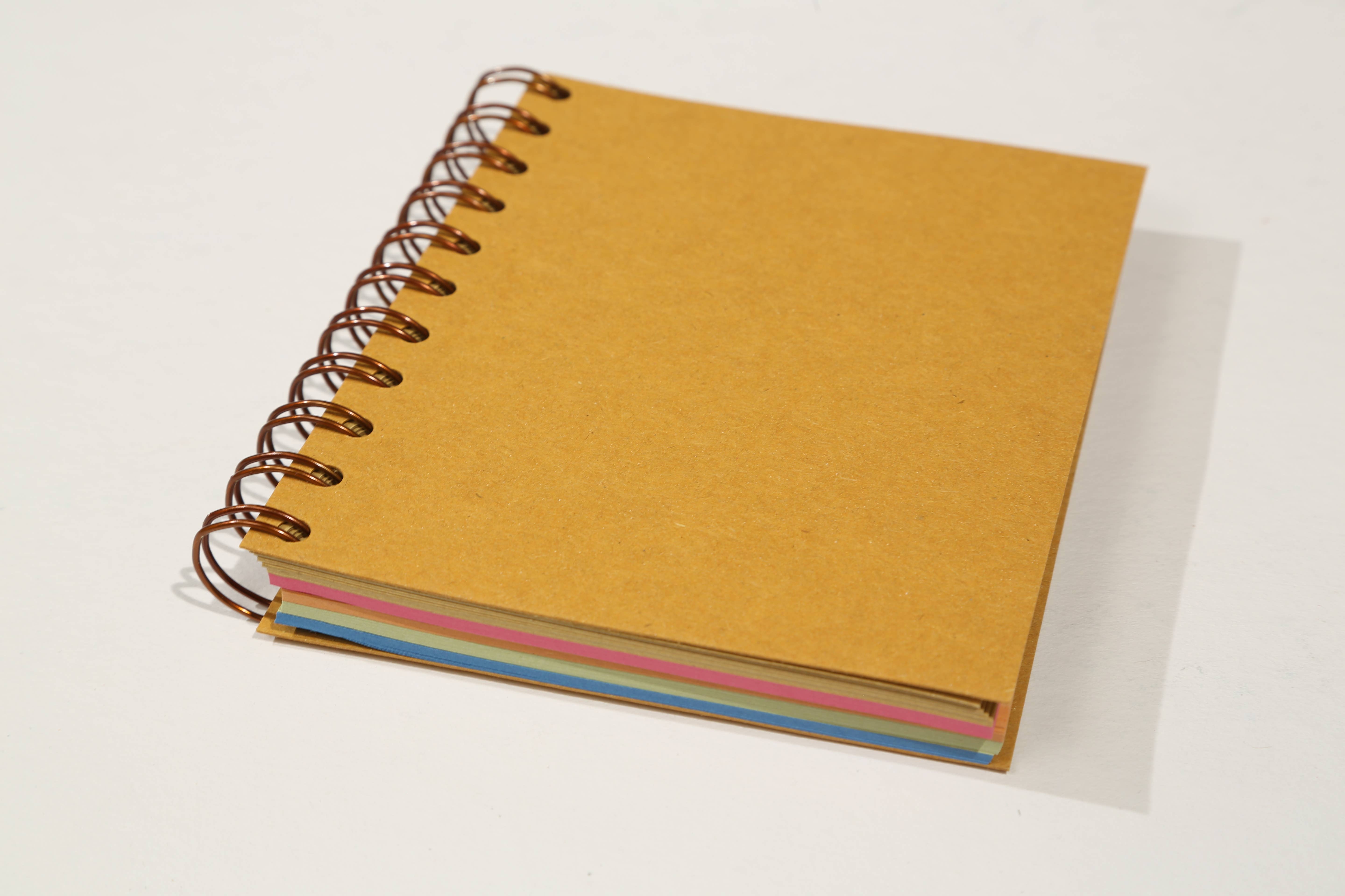 Maki Nature – wholesale Anteckningsblock – Spiralblock 11,5 x 13,5 cm med mångfärgade blad6