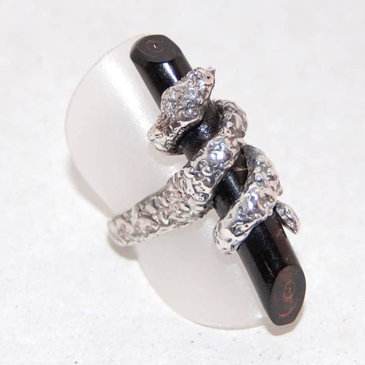 Anello serpente corallo nero per la vendita all'ingrosso da parte di Kreitto jewels