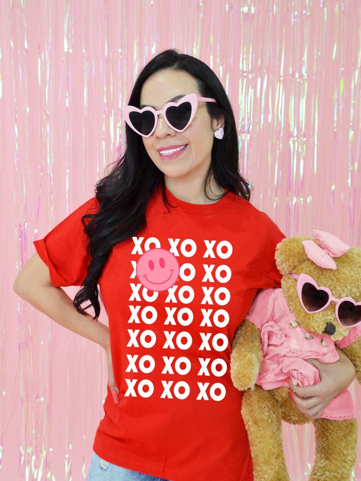 XO XO XO Smiley Face Tee | Vær min Valentine-samling for engroshandel hos KOKO + FOX WHOLESALE