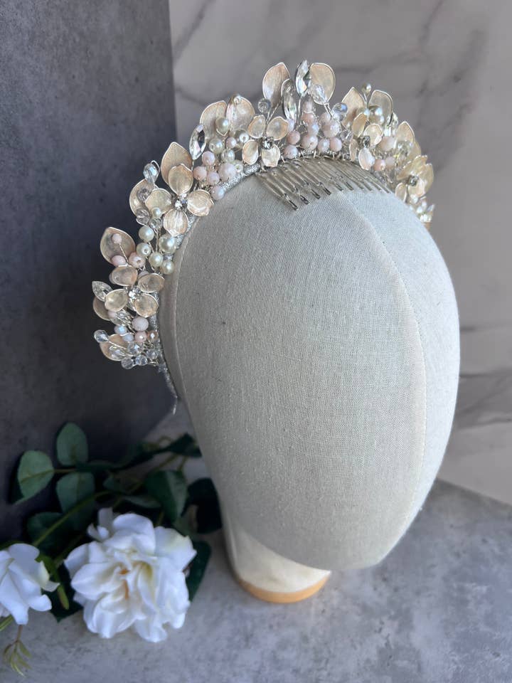 Champagner- und beigefarbener Blumenhaarschmuck für den Großhandel von Preciuspearls