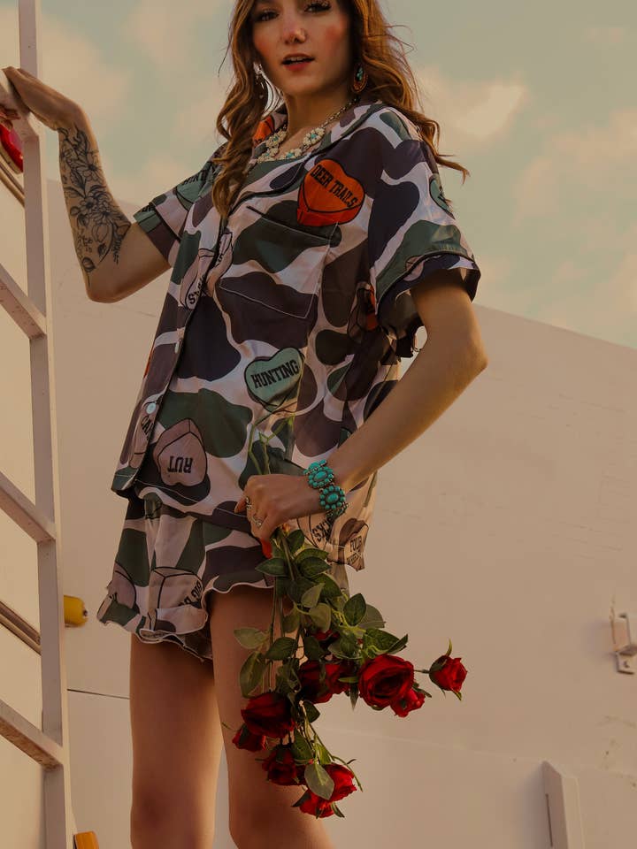 Ankarmönstrad godishjärta silkeslen pyjamaset för wholesale av Southern Essentials by Ashley LLC