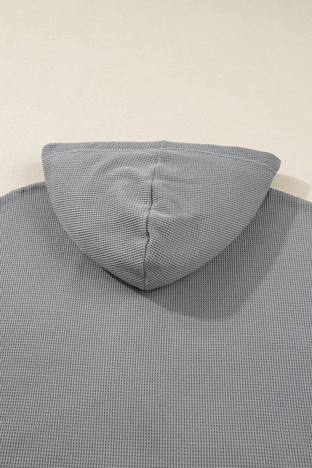 Gris Top con capucha gris de patrón mixto de punto waffle con botones a la mitad y patchwork. de venta al por mayor en Faire5