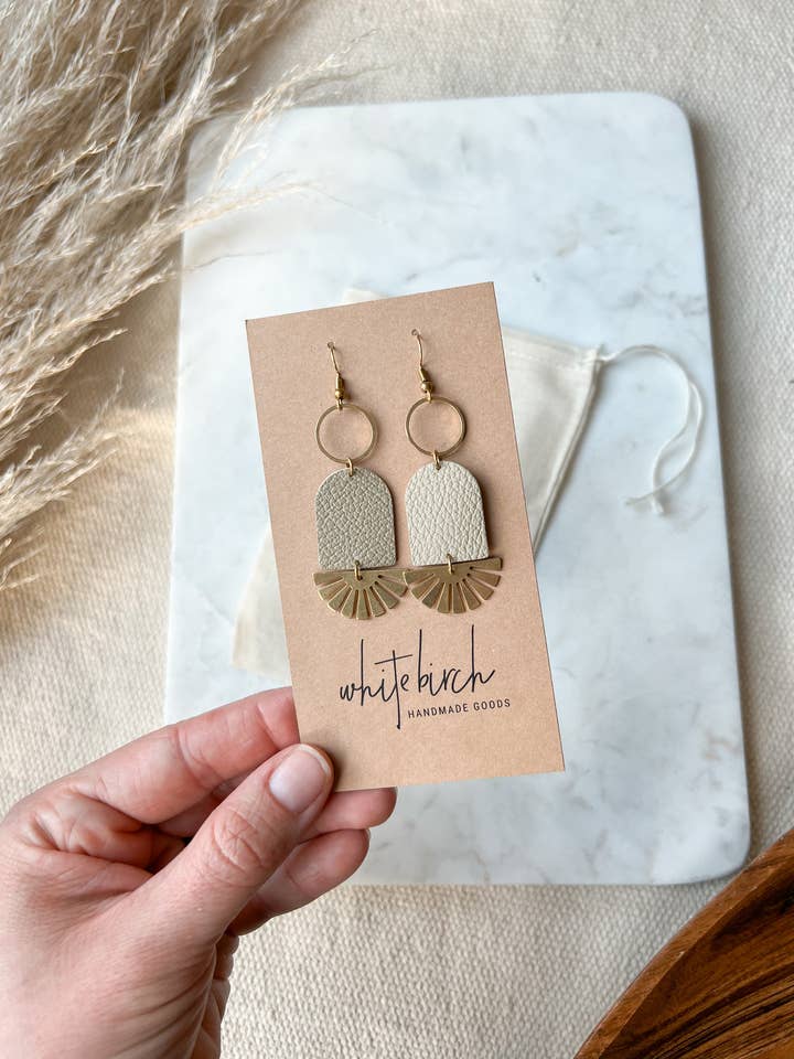 Pendientes geométricos de piel bronceada y latón con masilla de arcilla para venta al por mayor de Whitebirch Handmade Goods