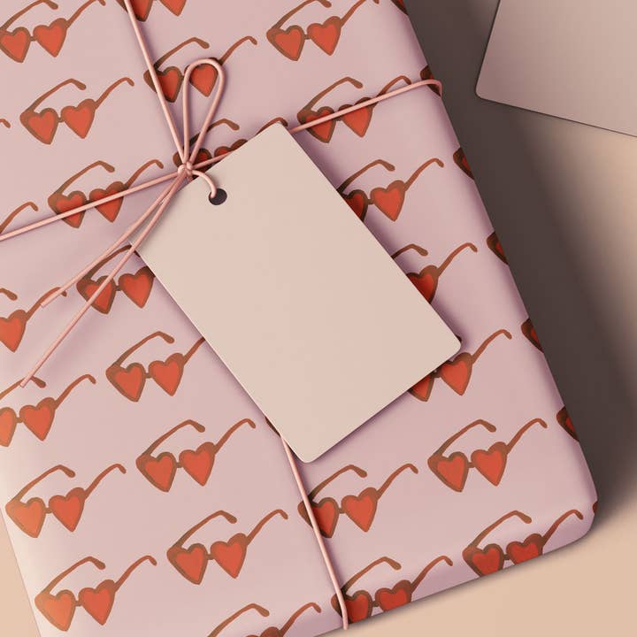 Papier cadeau de la Saint-Valentin avec lunettes de soleil en forme de cœur sur papier recyclé pour la vente par Emma Make