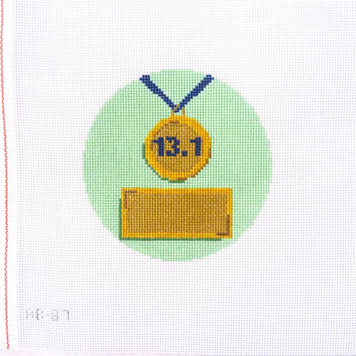 Médaille du semi-marathon pour la vente par Alice & Blue Needlepoint Designs