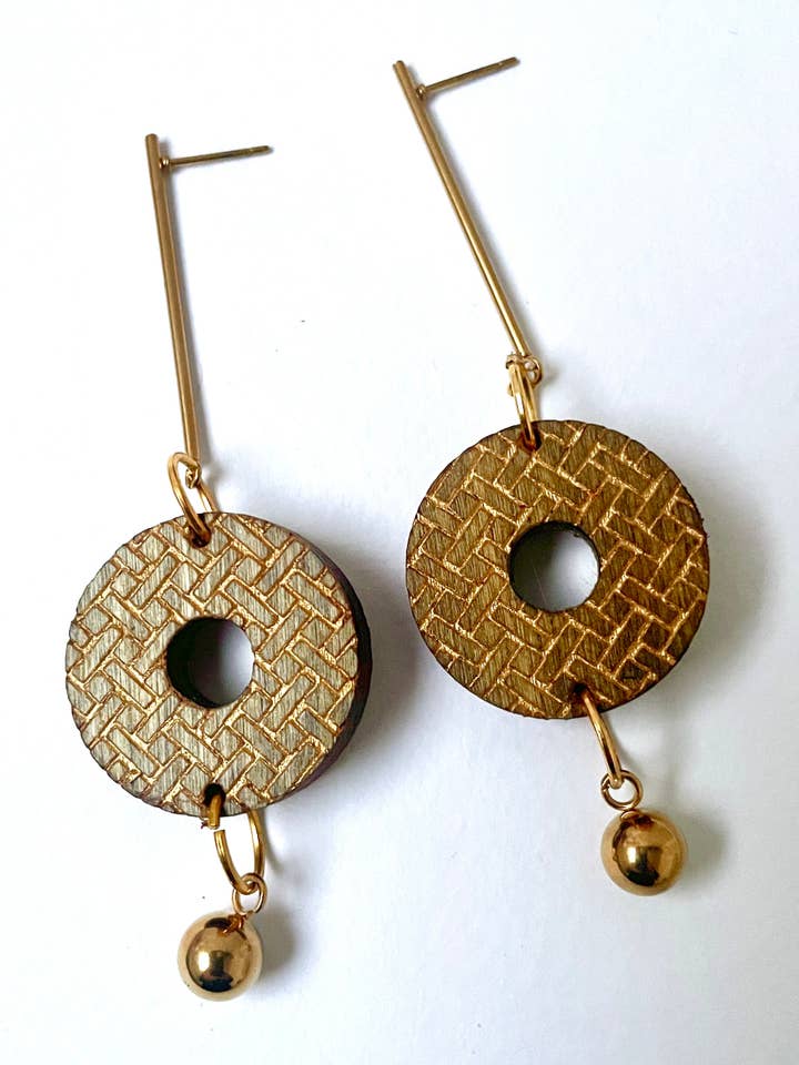 Ohrring aus Holz, klobig, keltisches Muster, Goldbarren für den Großhandel von Mothú Jewellery