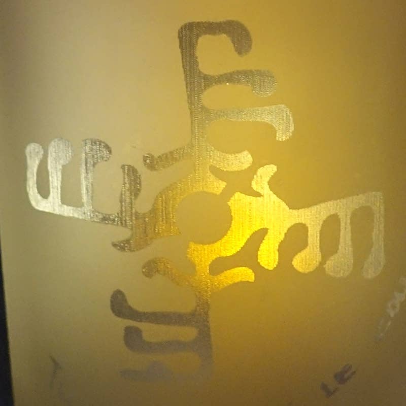 Graphic Home Editions - Venta al por mayor Candelabros - Portavelas de vidrio esmerilado grabado con diseño nórdico, soporte de madera5