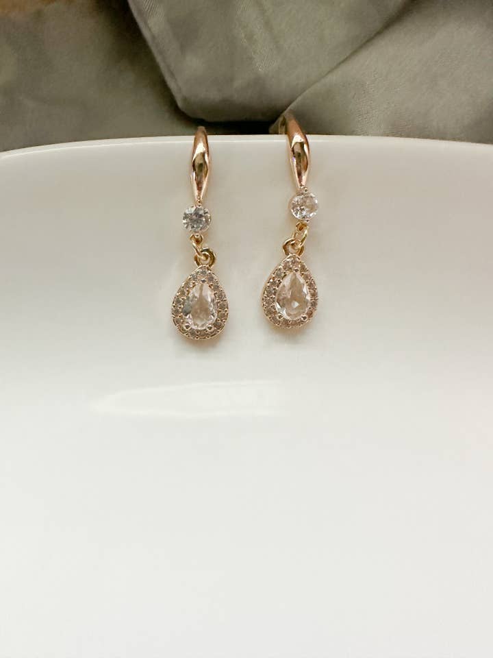 Ohrhänger mit würfelförmigem Zirkonia-Anhänger für den Großhandel von Lila Rose