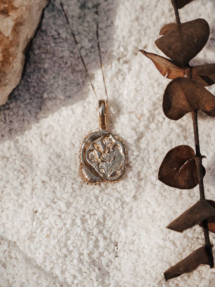 Flora hänge för wholesale av River + Sage Jewelry