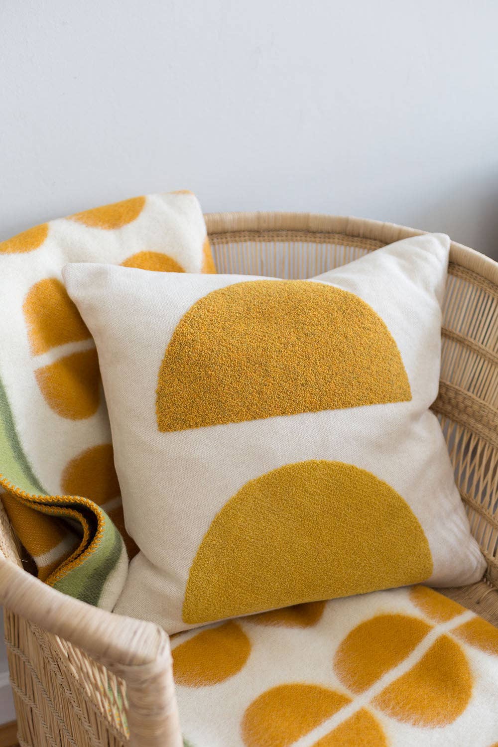 Funky Doris - Vendita all'ingrosso Fodera cuscino decorativo - Cuscino Mona giallo con ricamo a punch needle2