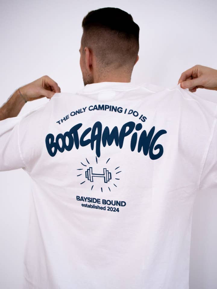 THE BOOTCAMPING OVERSIZE-T-SHIRT för wholesale av BAYSIDE BOUND