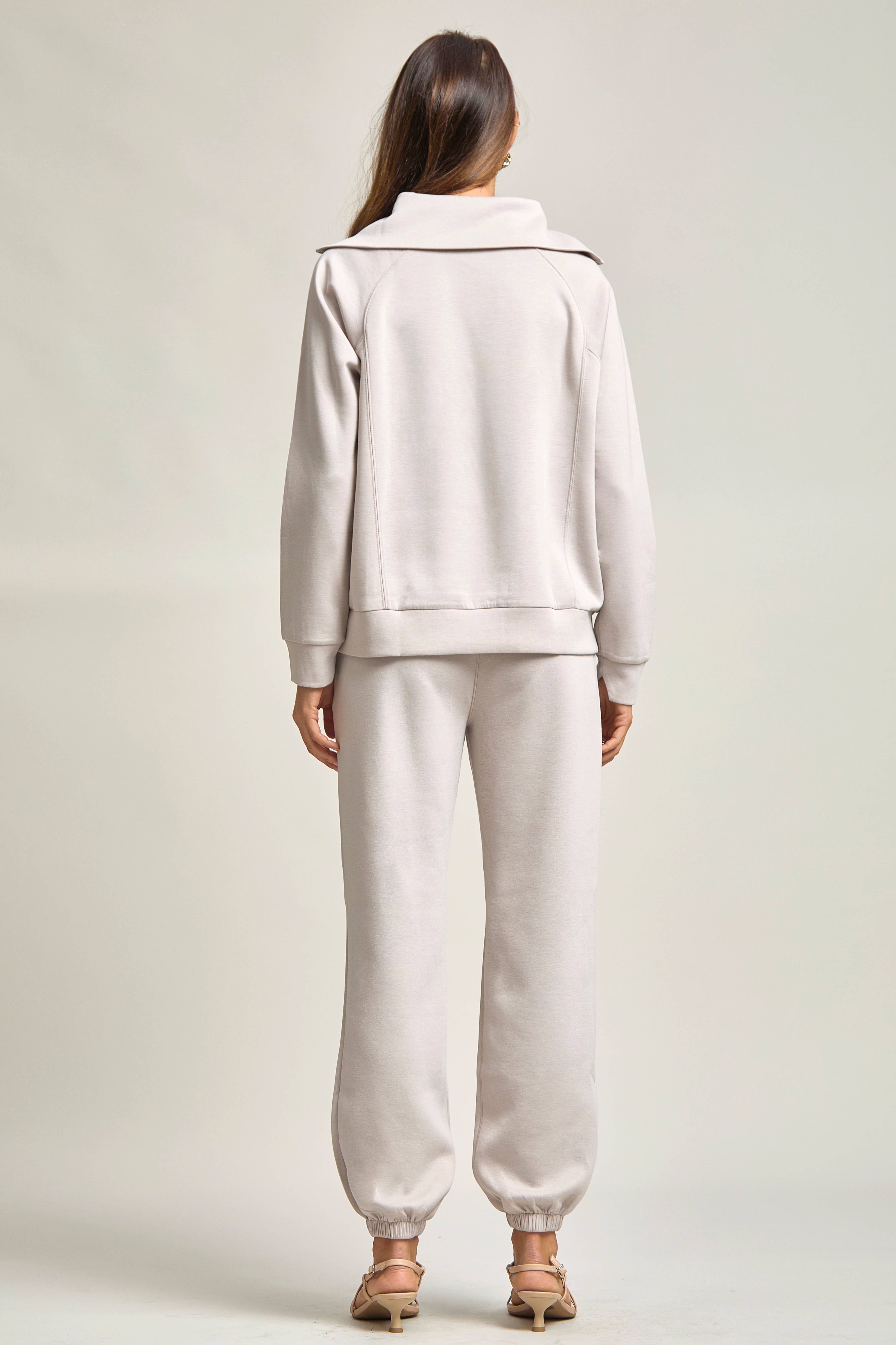 Dear Scarlett – Großhandel Loungewear-Set – Damen – Reiseset aus Modal-Pullover mit viertelförmigem Reißverschluss und Jogginghose37