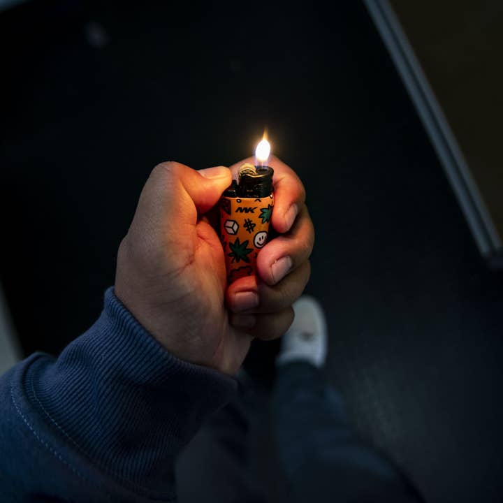 MK Lighter Company - Vendita all'ingrosso Accendini - Accendini MK Lighter 9G Flint Strike ricaricabili Plant - 50 pezzi
