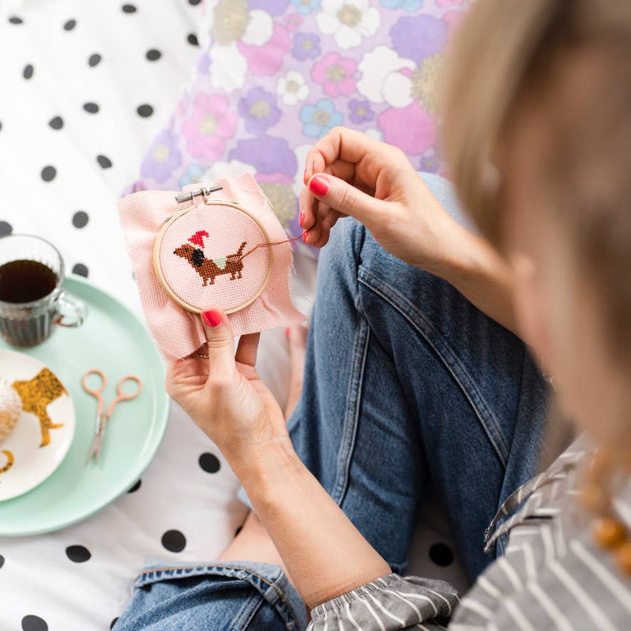 Cotton Clara Craft Kits & Supplies – Engroshandel DIY-sysæt – Jul Gravhund Korssting Kit14