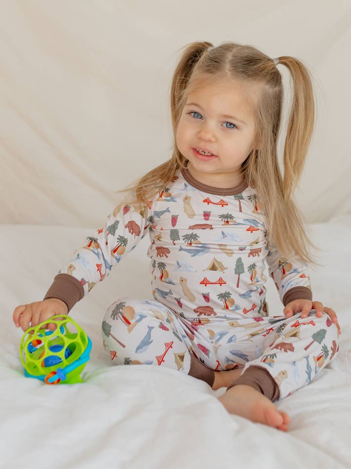 Pyjama en bambou de l'État de Californie du Nord pour la vente par With Love, From Collection