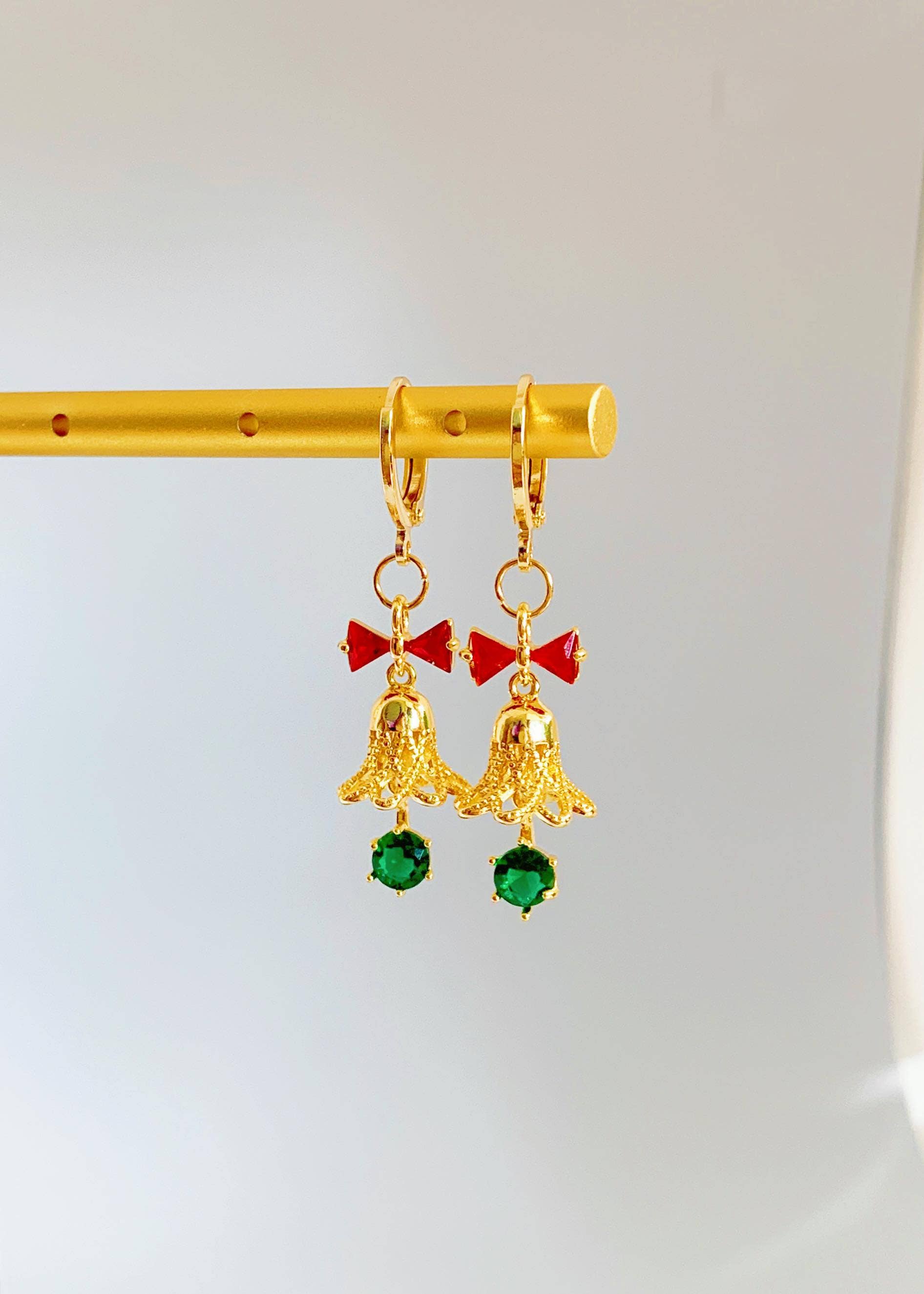 HolyGuacamolly - Vendita all'ingrosso Orecchini pendenti - Orecchini Dainty Jingle Bell Huggie2