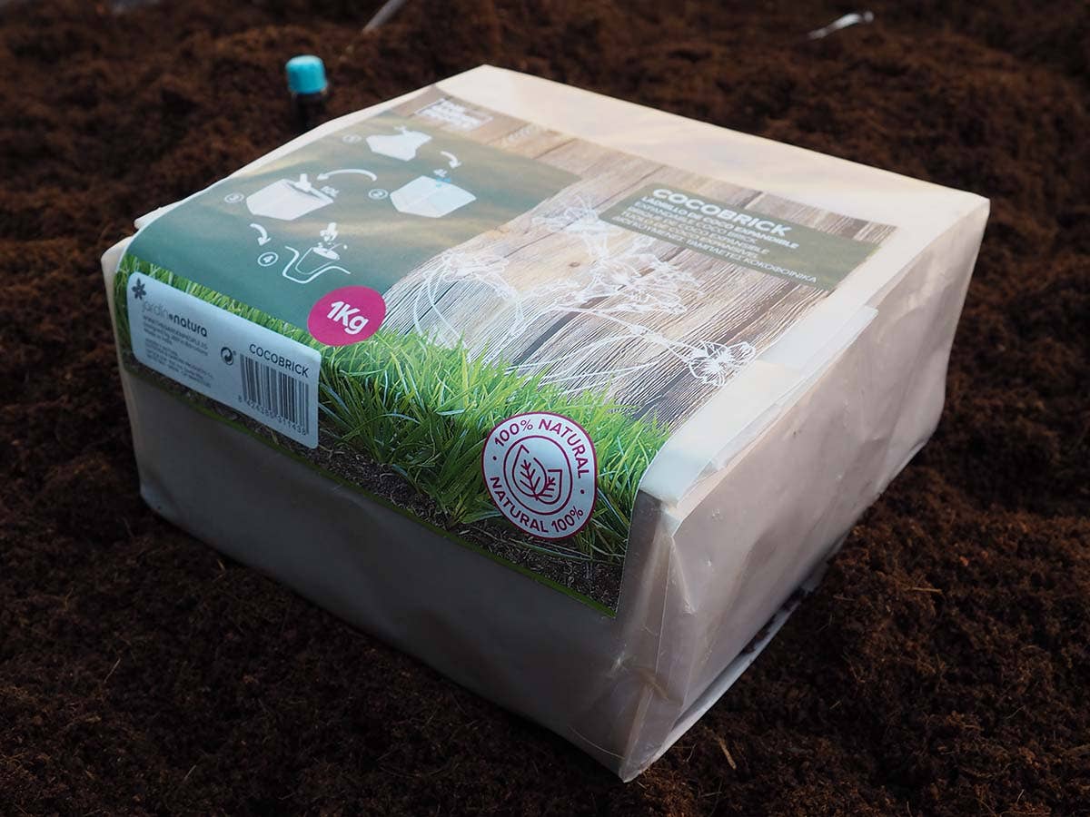 JARDIN Y NATURA OUTDOOR & GARDEN PRODUCTS SL - Wholesale Planting/Potting Soil - Expandable coconut brick - COCOBRICK2