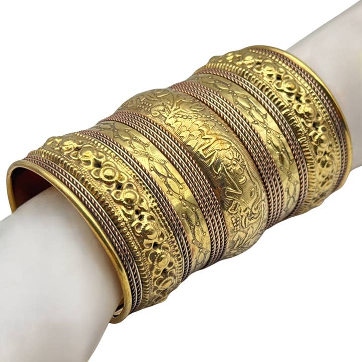 Brazalete de declaración dorado ornamentado con intrincados grabados detallados. para venta al por mayor de Treasure Jewelry