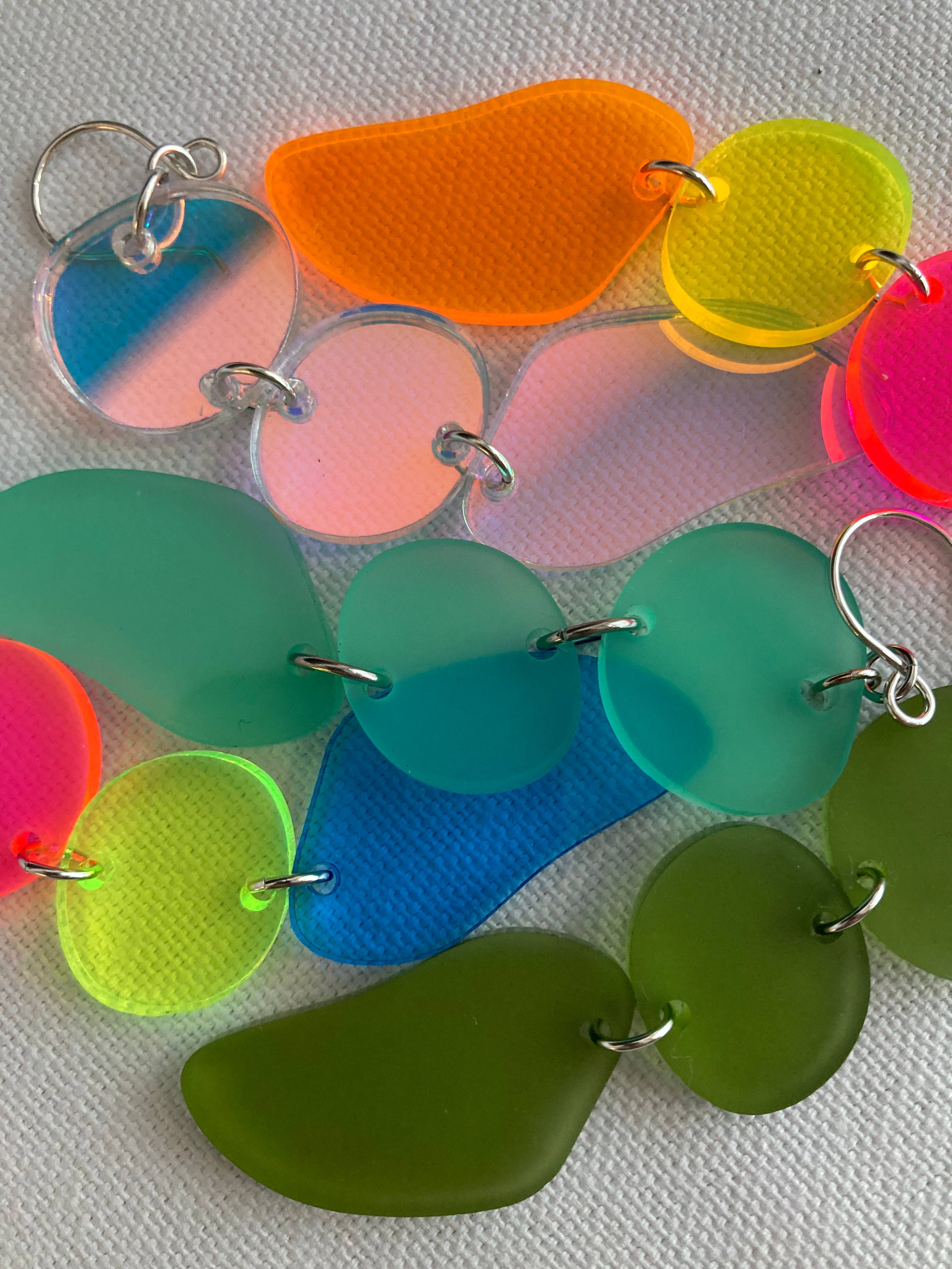 The Lost & Found - Vendita all'ingrosso Orecchini pendenti - Orecchini a tripla goccia «Rainbow Irridescent»11