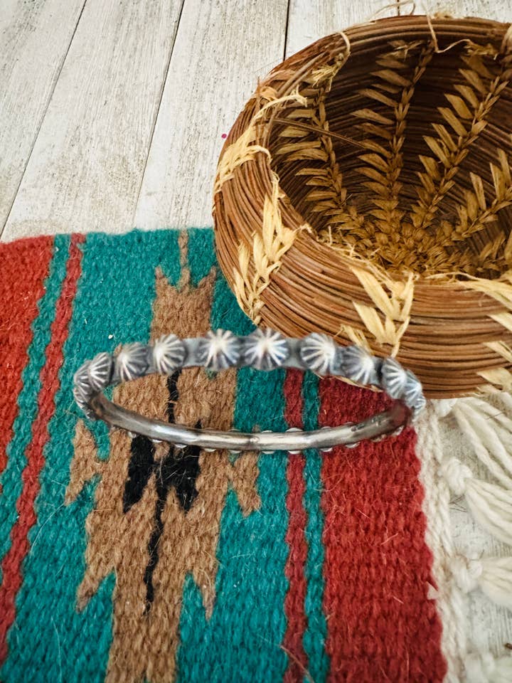 Chimney Butte Navajo Sterling Zilveren Armband met Studs voor wholesale door Nizhonitradersllc