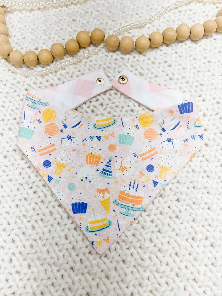 Födelsedagsfest Vändbar Hundhalsduk, Metallknappar Husdjursscarf för wholesale av StellaLoo