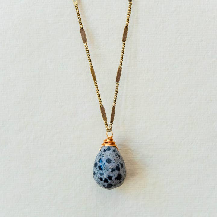 Bella Vita Jewelry - Venta al por mayor Collares con colgantes/abalorios - Collar en forma de gota con piedras naturales de Zara | Jaspe dálmata7