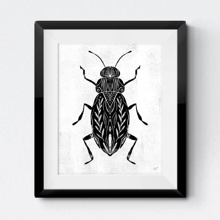 Imprimé Linocut Halloween à imprimé scarabée noir et blanc pour la vente par Standish Design Studio