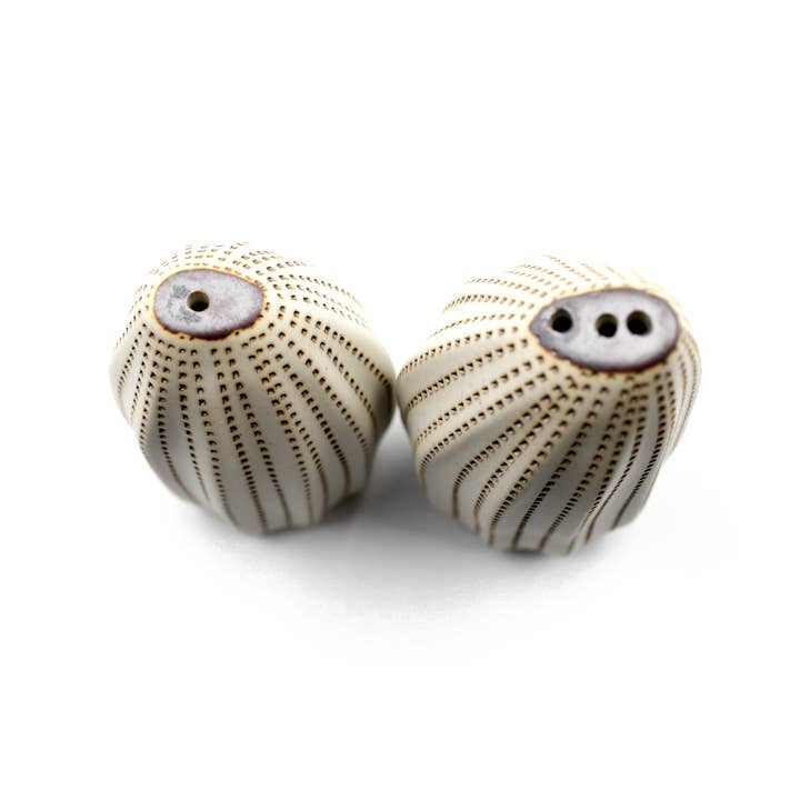 Art Floral Trading LLC – wholesale Salt & pepper shaker set – SP069W23 Seda Handcrafted Porcelain Salt and Pepper Shaker Set5