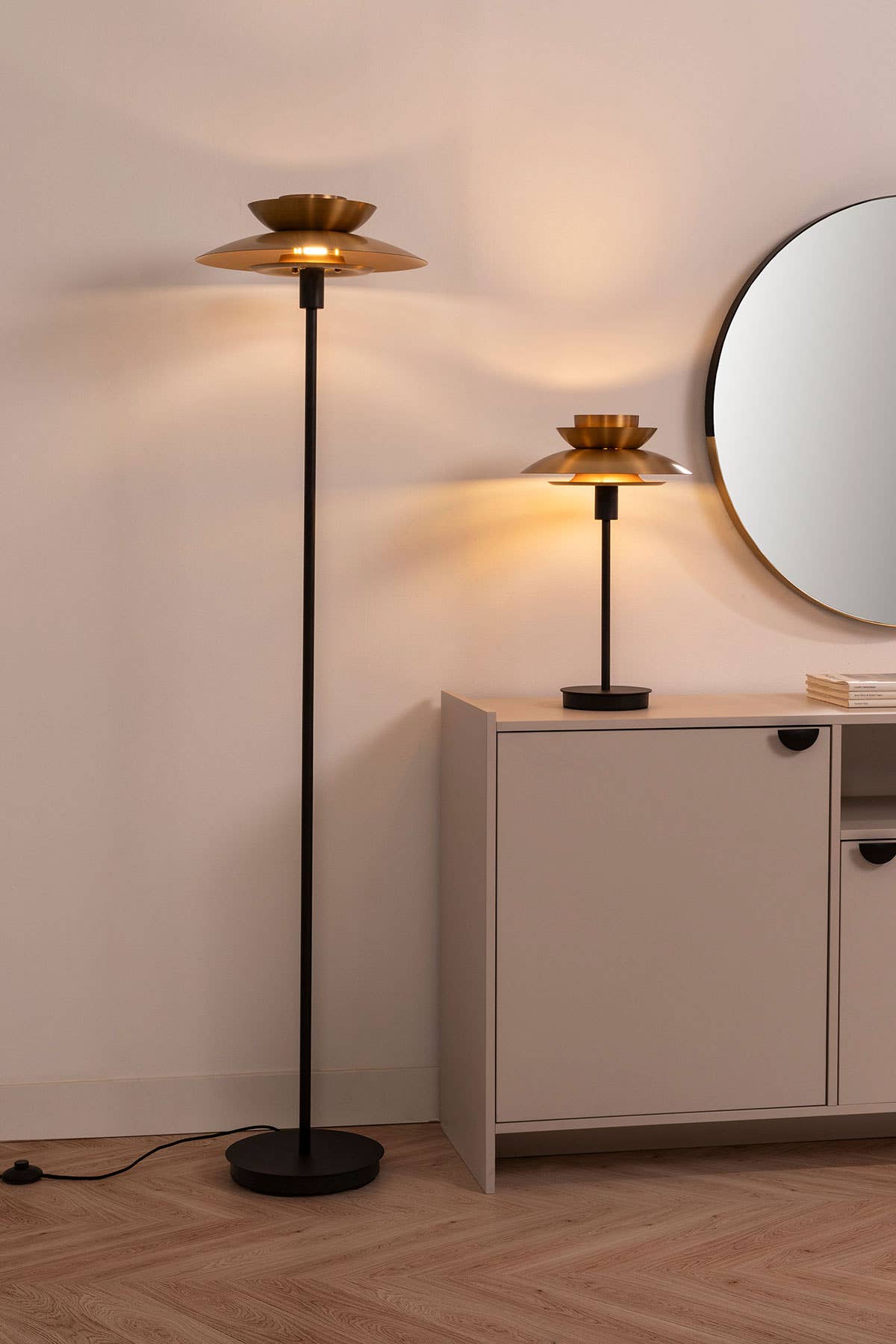 Gdeco – wholesale Accent-/skrivbordslampa – Dina bordslampa med svart fot och guldfärgad skärm2