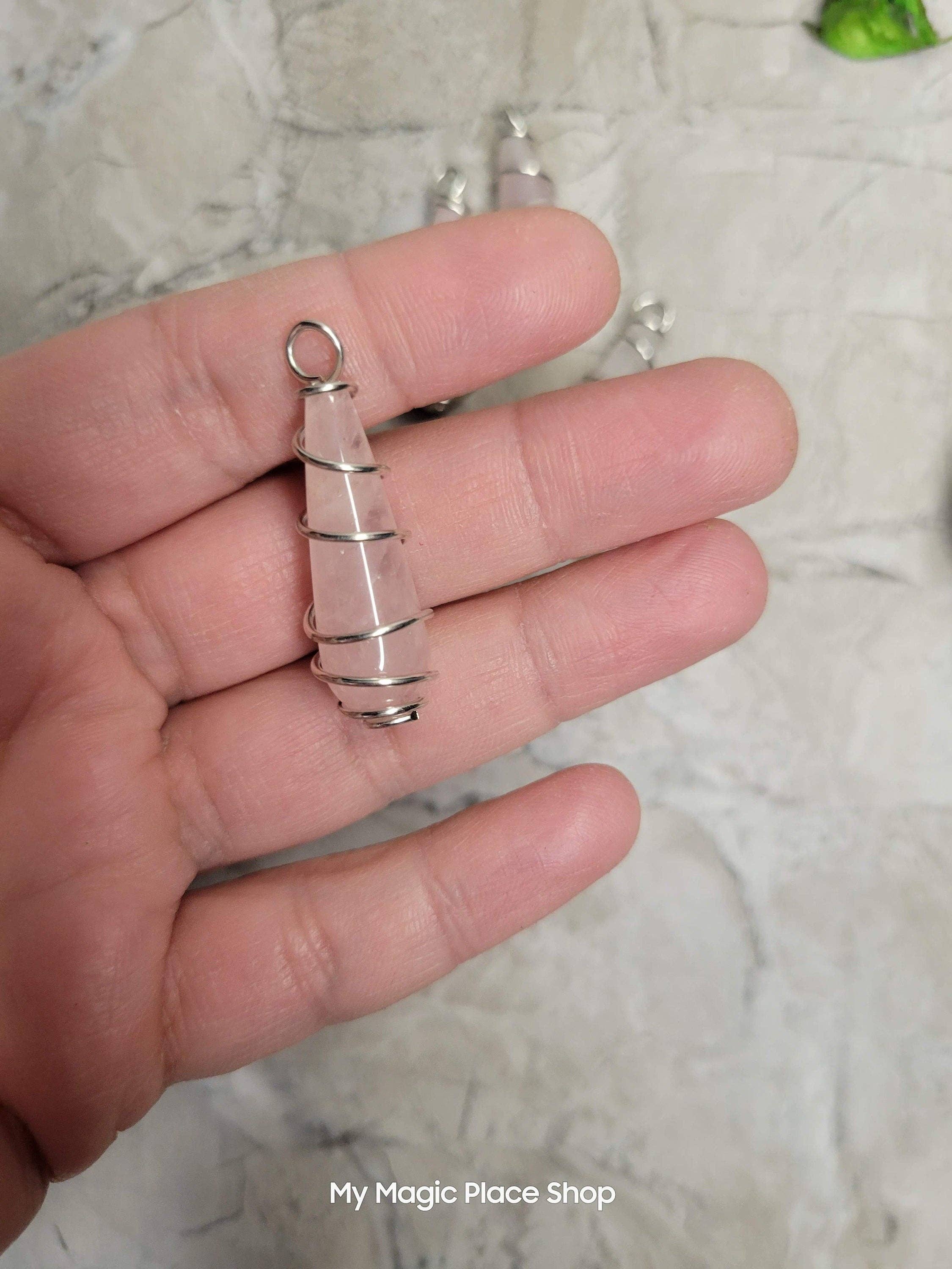 My Magic Place Shop - Vente Breloques/médailles personnalisées - Pendentifs en pierres précieuses naturelles enroulés en forme de larme avec cordon5