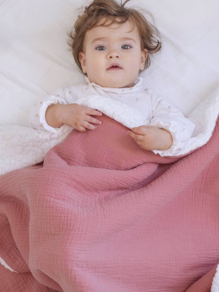 Personalisierbare Baby-Erstlingsdecke aus Sherpa und rosa Baumwollgaze für den Großhandel von MAZZANNE