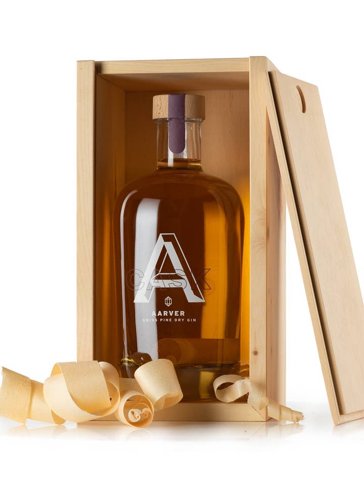 Aarver Cask i kasse af schweizerfyrretræ for engroshandel hos Onlygoodspirits