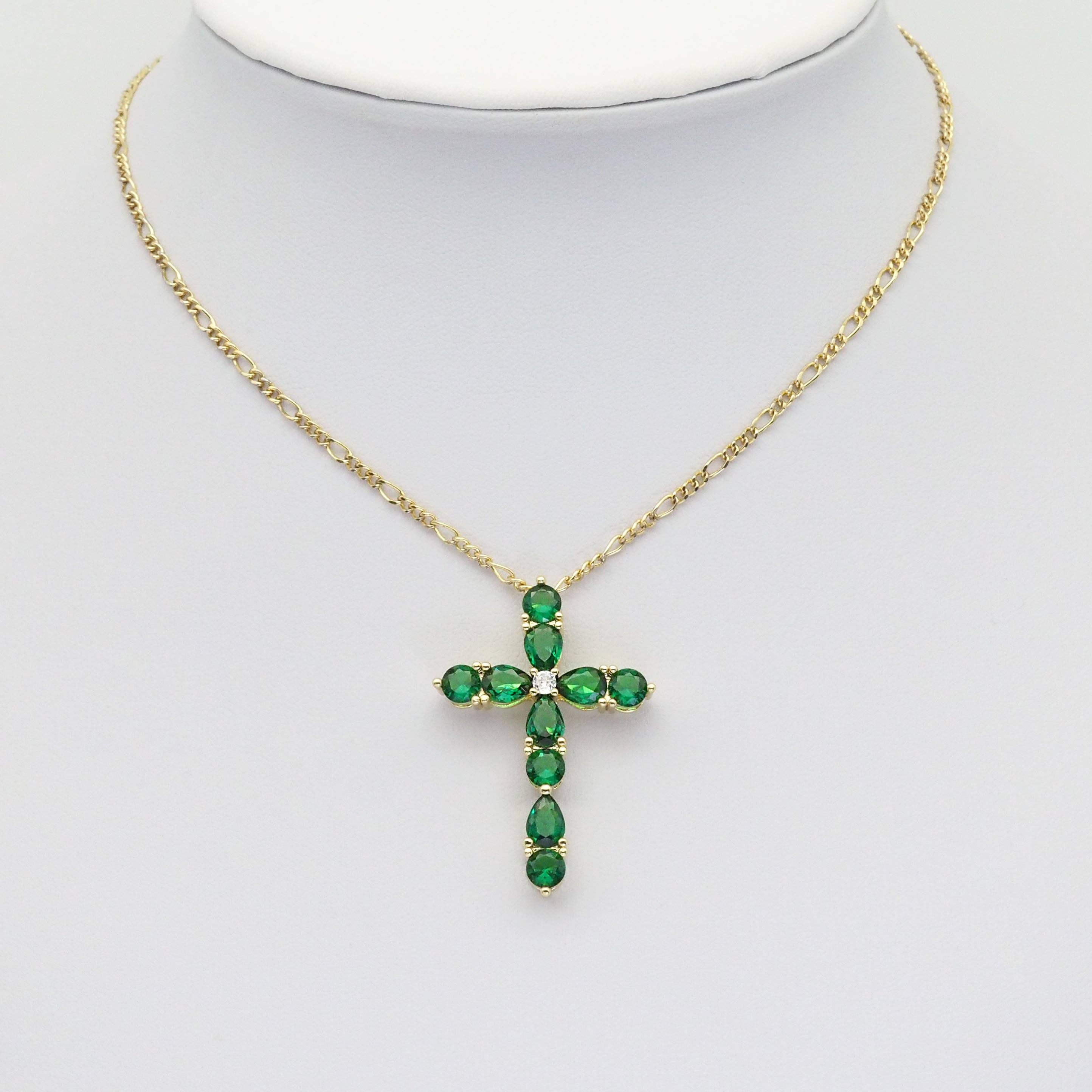 BestBeads&Beyond - Vendita all'ingrosso Ciondolo/pendente - Ciondolo a forma di croce in oro con zirconia cubica verde a goccia, Sku #LX3561