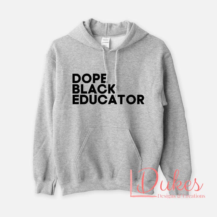Sweat à capuche d'éducateur noir stylé pour la vente par Dukes Designs & Creations